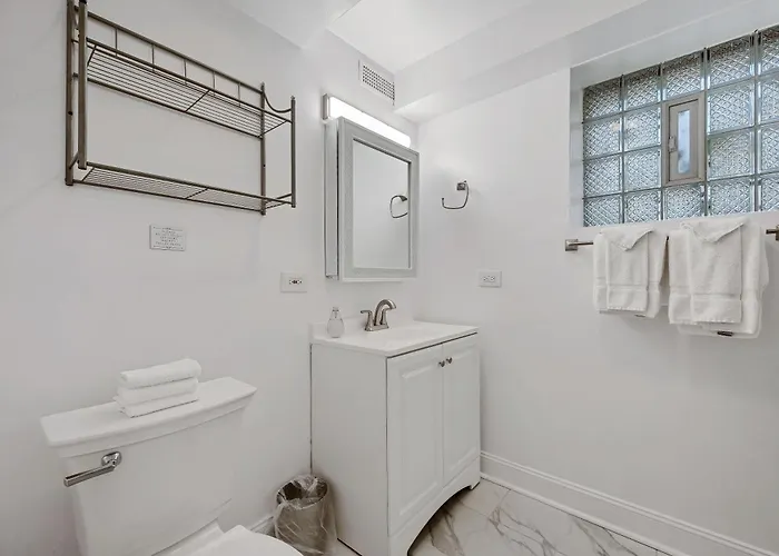 Appartement Quiet Comfort In The Big City, Just Steps To The Blue Line Apts